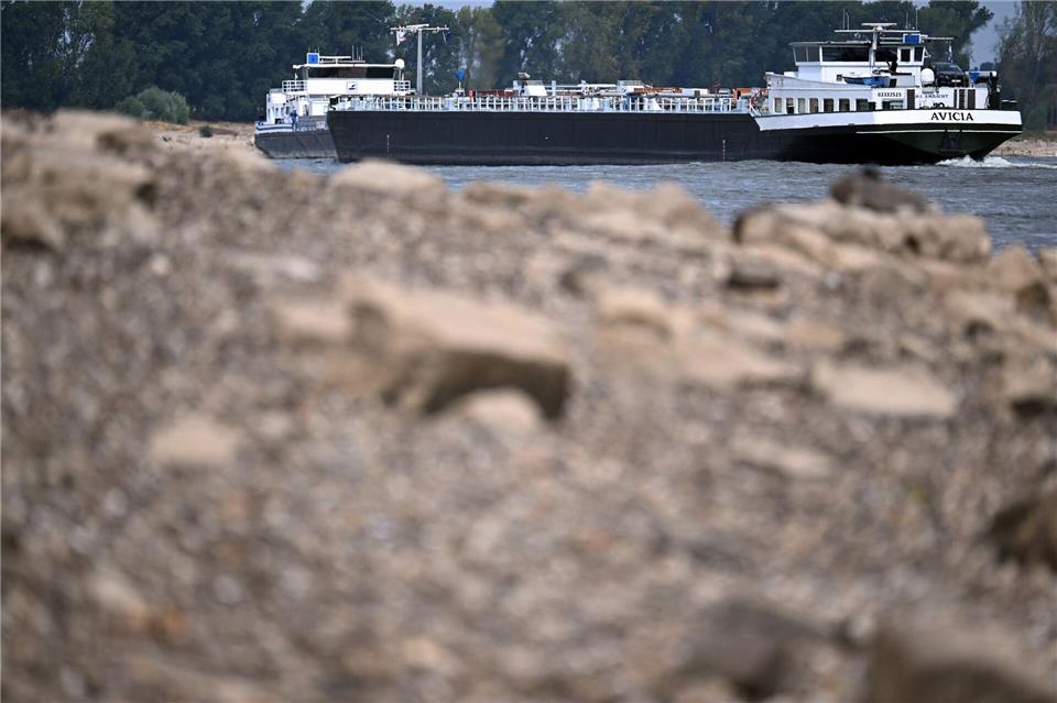 Schiffe fahren an Steinen vorbei, die normalerweise unter der Wasseroberfläche liegen. Federico Gambarini/dpa