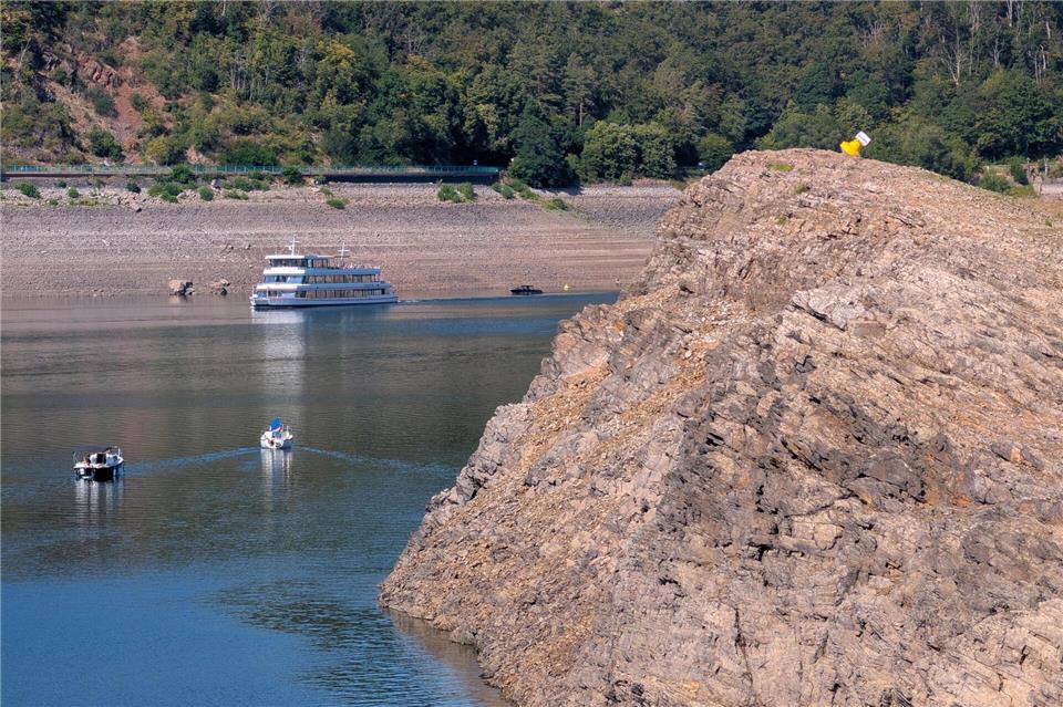 Schiffe können nur noch einen Teil des Stausees befahren. Stefan Rampfel/dpa