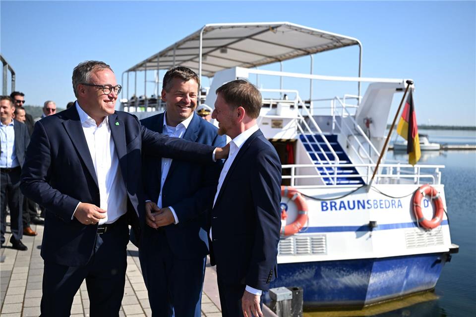 Schifftour auf dem Geiseltalsee: Mario Voigt, Sven Schulze und Michael Kretschmer (alle CDU) wollen als ostdeutsche Regierungschefs mit einer Stimme gegenüber Berlin auftreten.Hendrik Schmidt/dpa