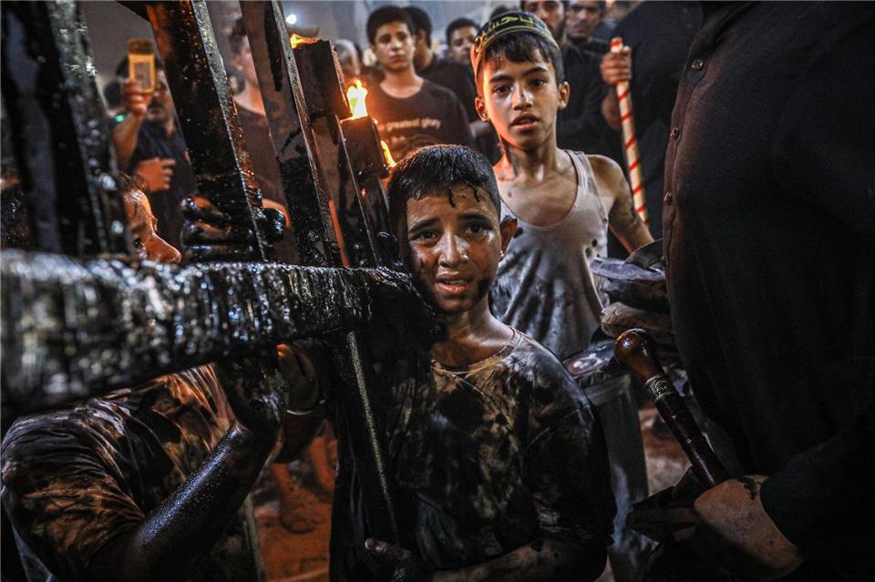 Schiitische Muslime führen in Nadschaf im Irak während einer religiösen Prozession vor dem Aschura-Tag, dem zehnten Tag des heiligen Monats Muharram, Trauerrituale durch.Ameer Al-Mohammedaw/dpa