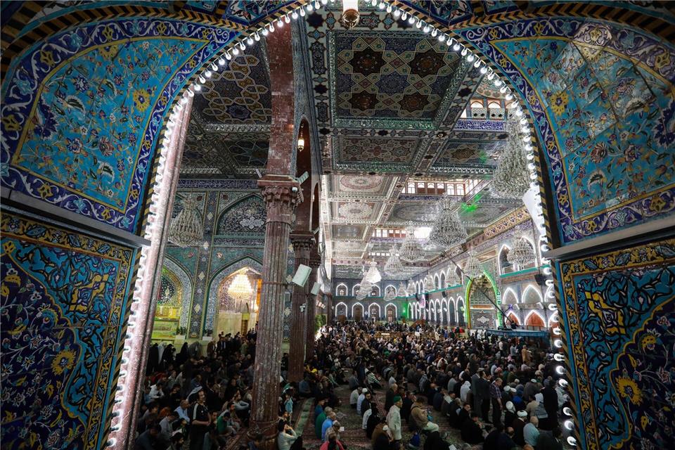 Schiitische Muslime verrichten ihre Gebete am Schrein von Imam Hussein in Karbala im Irak.Ameer Al-Mohammedawi/dpa