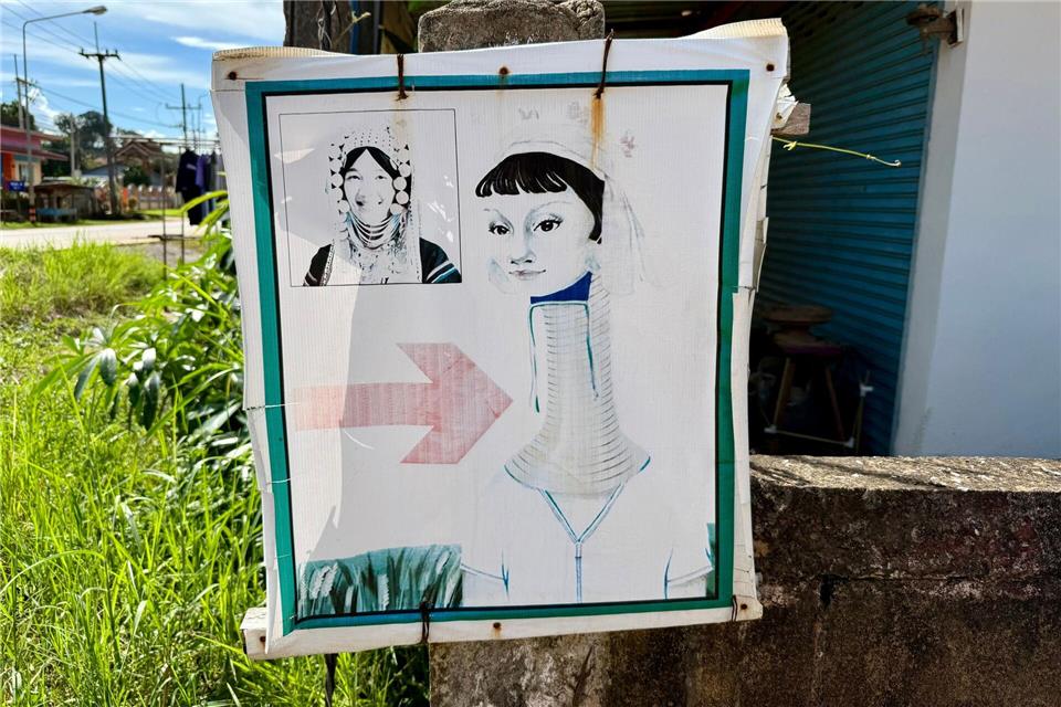 Schilder an der Straße weisen Touristen den Weg zu den Dörfern.Carola Frentzen/dpa