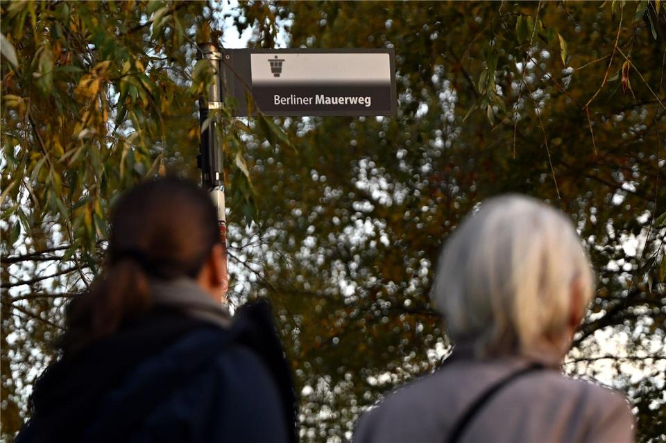 Schilder entlang des Mauerwegs geben Fußgängern und Radfahrern Orientierung. Lilli Förter/dpa