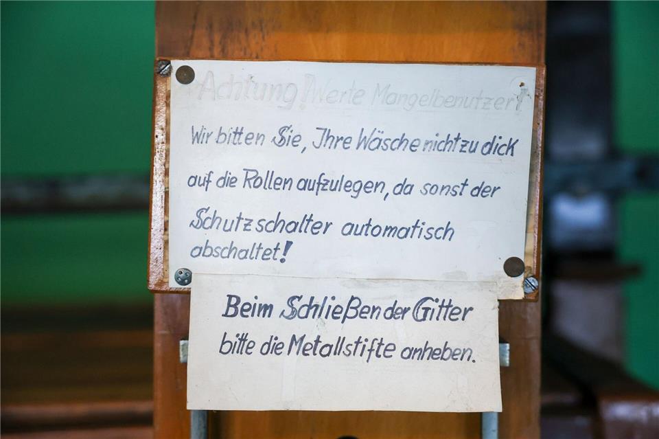 Schilder geben Hinweise zum Nutzen der Kaltmangel.Jan Woitas/dpa