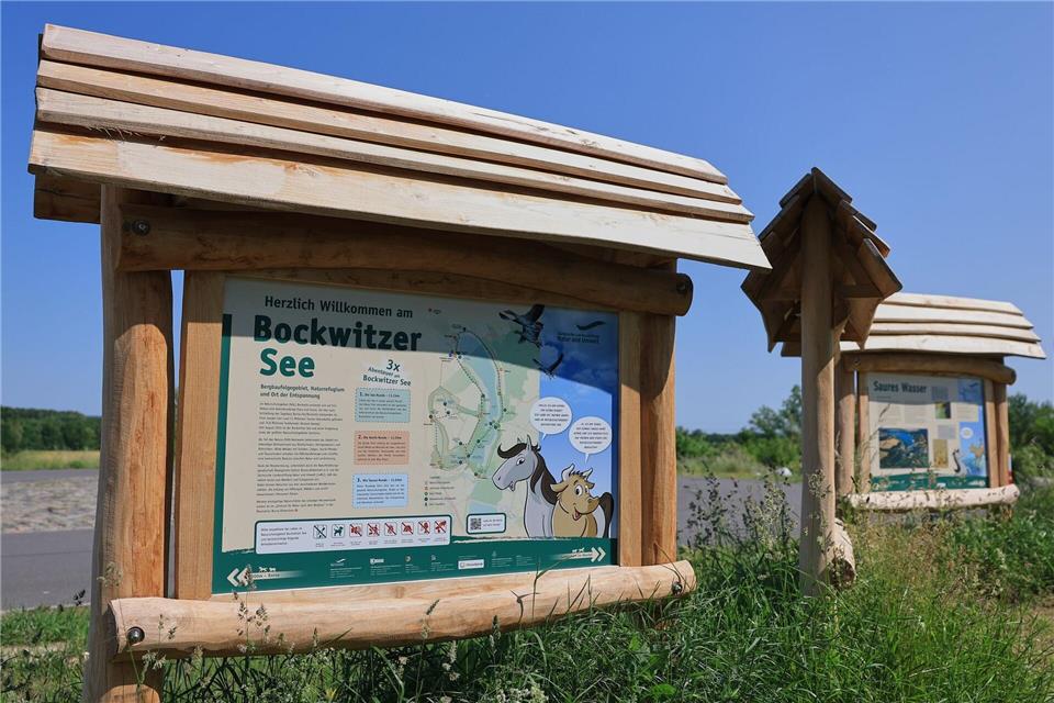 Schilder informieren über den neuen Naturlehrpfad am Bockwitzer See.Jan Woitas/dpa