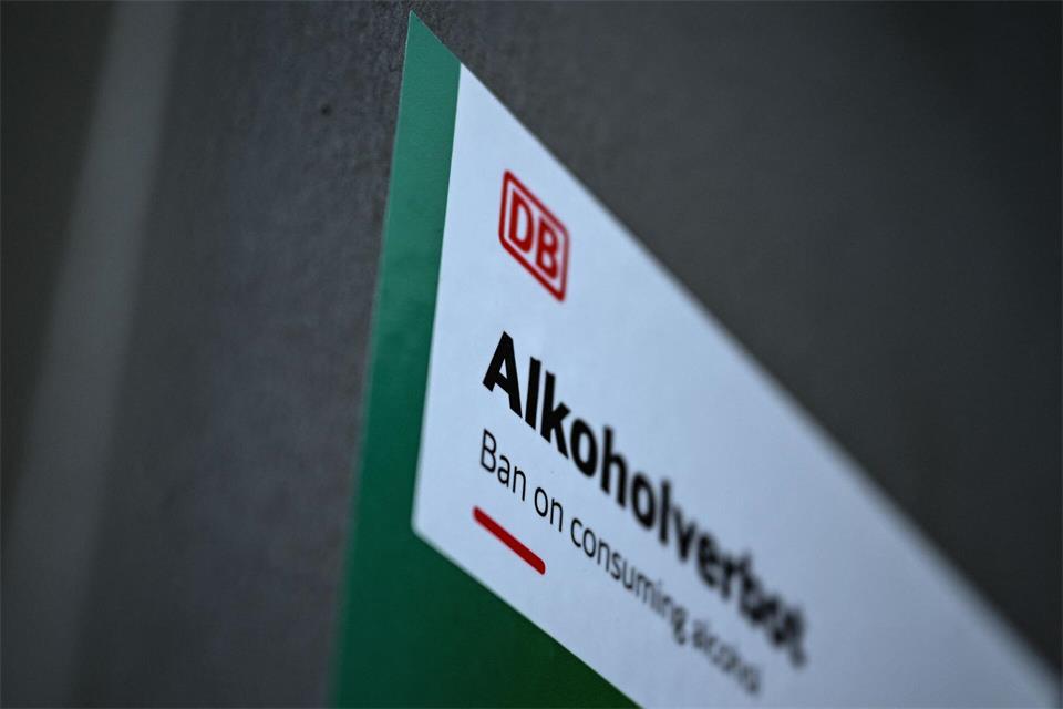 Schilder weisen auf das Alkoholverbot am Berliner Hauptbahnhof hin.Britta Pedersen/dpa