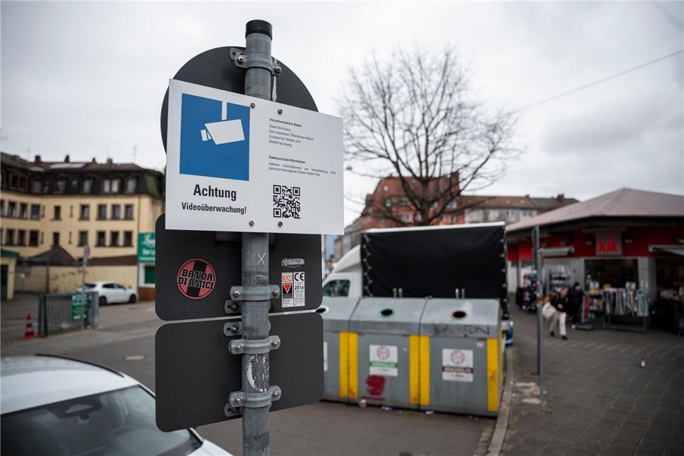 Schilder weisen auf die Videoüberwachung an den Glascontainern in der Nürnberger Südstadt hin. Dabei handelt es sich um ein Pilotprojekt. Daniel Vogl/dpa
