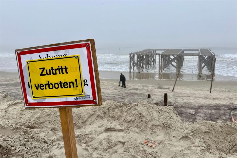 Schilder weisen wir hier auf Norderney auf die Sturmflutschäden hin. Rolf Vennenbernd/dpa