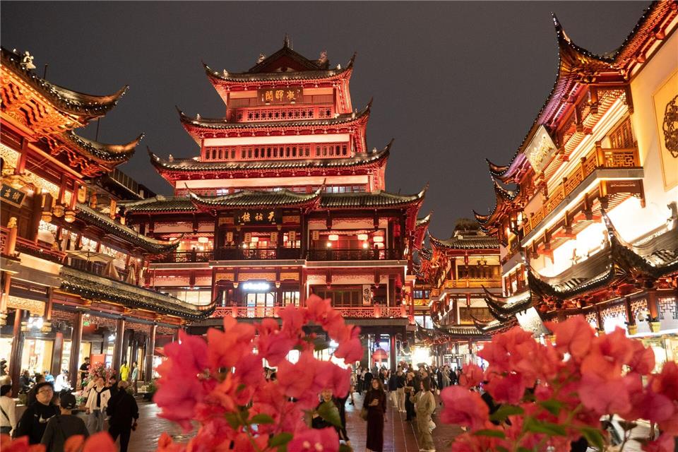 Schillerndes, touristisches Shanghai: die beleuchtete Altstadt.Andreas Drouve/dpa-tmn