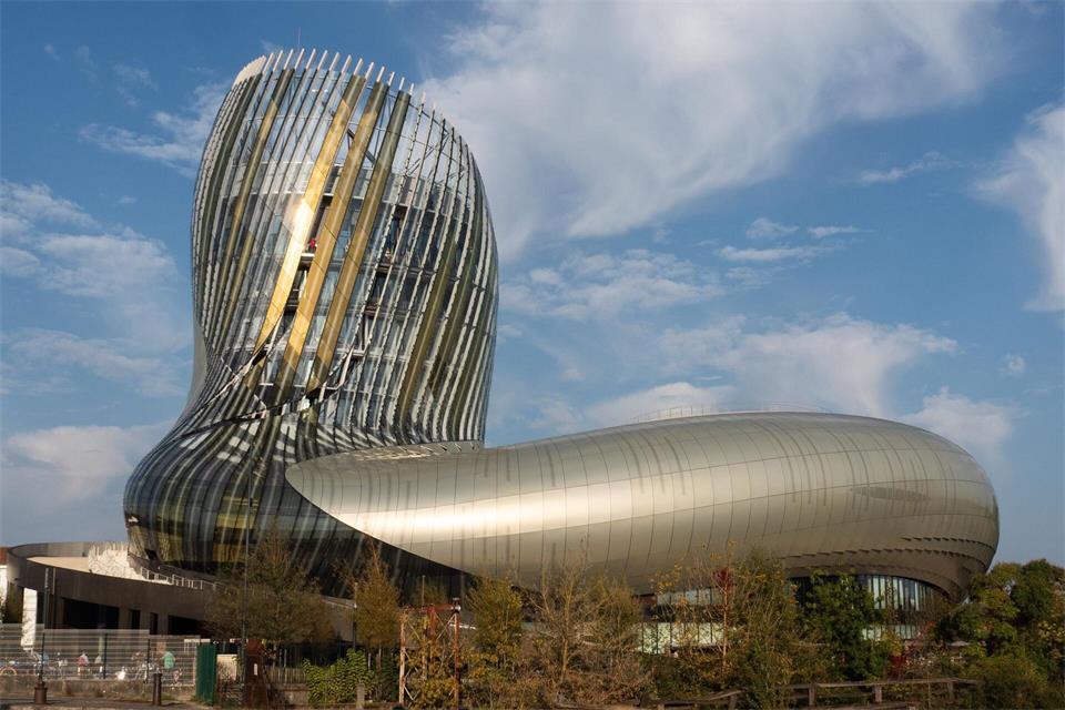 Schillert in einer Hülle aus Glas und Aluminium: das Weinzentrum „Cité du Vin“.Andreas Drouve/dpa-tmn