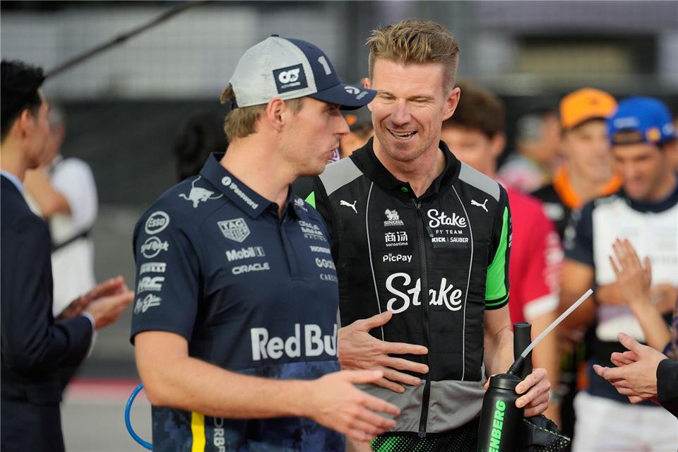Verstappen-Jagd auf Team-Weltmeister McLaren geht weiter Schimpft über die neue Hitze-Regel der Formel 1: Max Verstappen (l). Vincent Thian/AP/dpa