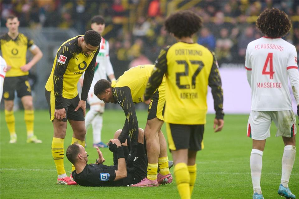 Schiri Bastian Dankert lag nach einem Zusammenprall mit Felix Nmecha kurz auf dem Rasen.Bernd Thissen/dpa