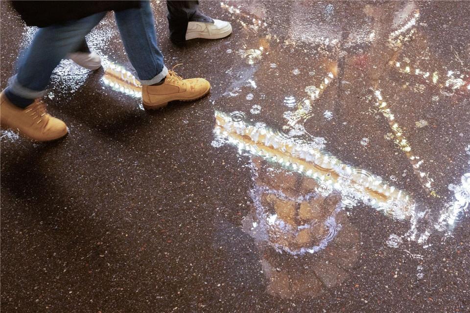 Schirm statt Schnee heißt die Devise am zweiten Adventswochenende. Der DWD rechnet mit Regen. (Archivbild)Bernd Weißbrod/dpa