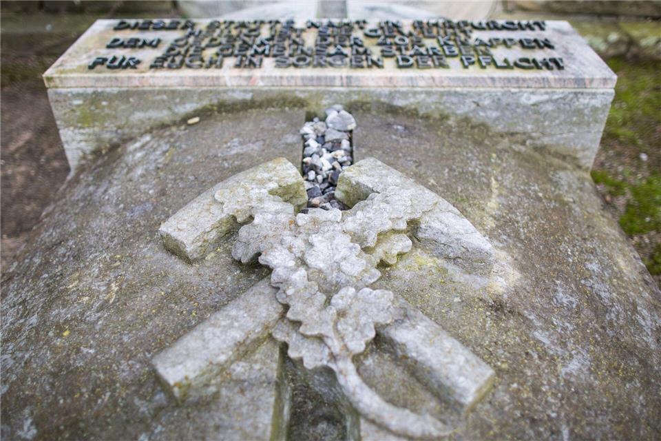 Schlägel (Hammer) und Eisen (Meißel) sind die klassischen Werkzeuge des Bergmanns. Sie stehen für die mühevolle und gefährliche Arbeit unter Tage und die Kameradschaft der Bergleute. (Archivbild) picture alliance / dpa