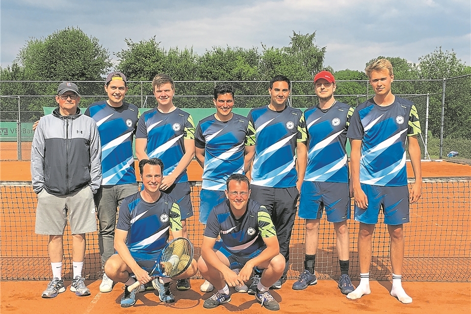 Schlägt künftig eine Etage höher in der Bezirksklasse auf: Der TC BW Borken mit (stehend von links) Trainer Peter Wieging, Yannick WIeging, Marvin Venhoff, Philipp Reuter, Rafael Hübsch, Christian Heßbrüggen und Max Schulze Hessing sowie (vorne von links) Manfred Czichowski und Marius van den Berg.