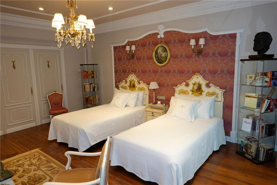 Schlafen wie der Schriftsteller: das Hemingway-Zimmer im „Gran Hotel La Perla“ in Pamplona.Andreas Drouve/dpa-tmn