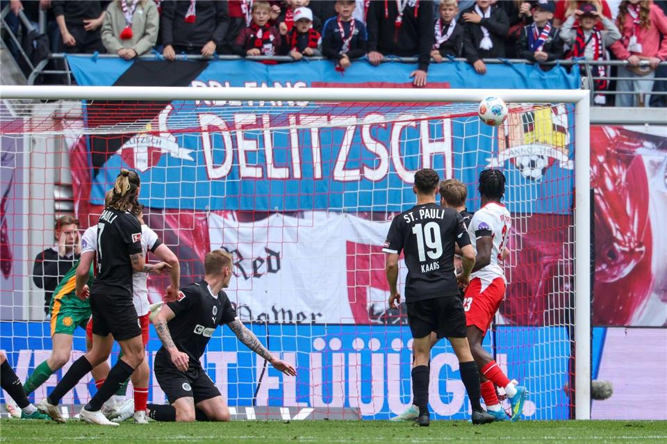 Schlagers Schuss geht oben in den Knick.Jan Woitas/dpa