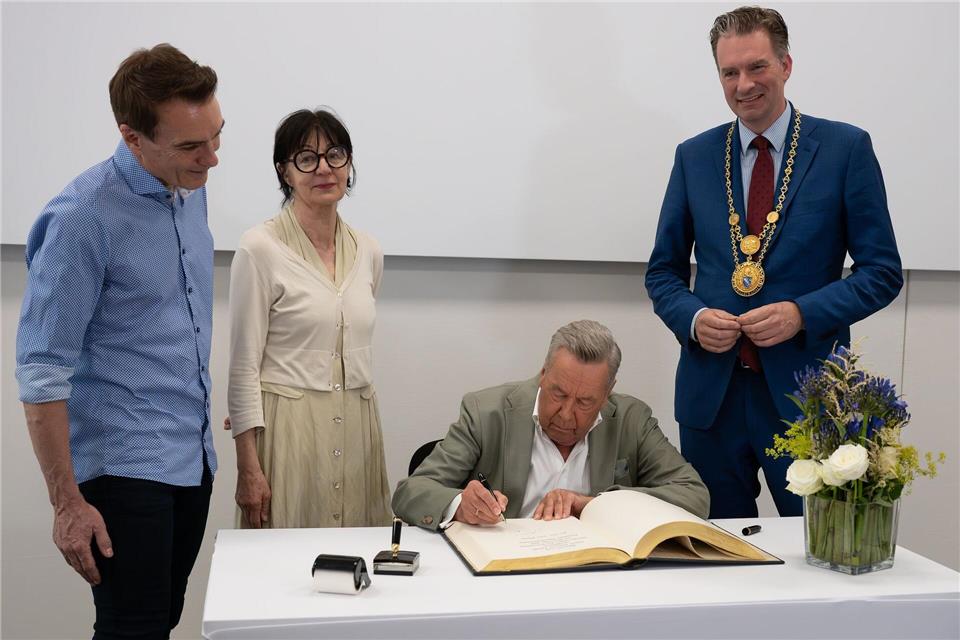Schlagersänger Roland Kaiser trägt sich ins Goldene Buch der Stadt Kassel ein.Swen Pförtner/dpa