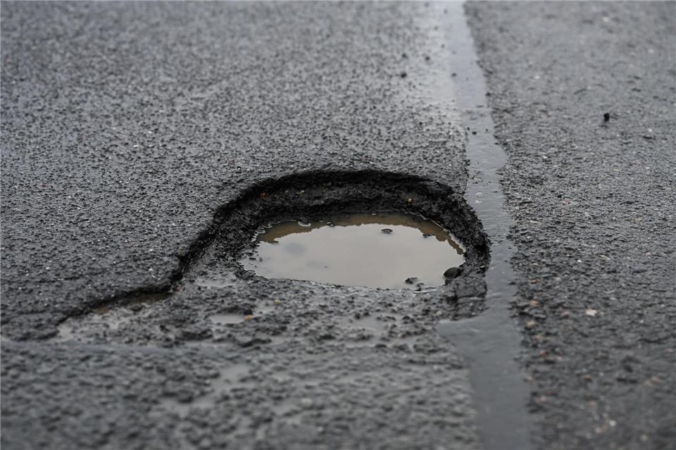 Schlaglöcher können für Autofahrer zum Risiko werden. (Symbolbild)Michael Brandt/dpa