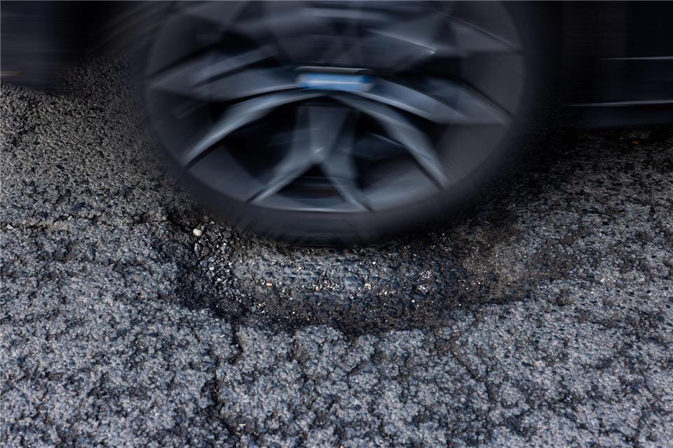 Schlaglöcher können für Rad- und Autofahrer gefährlich sein.Rolf Vennenbernd/dpa