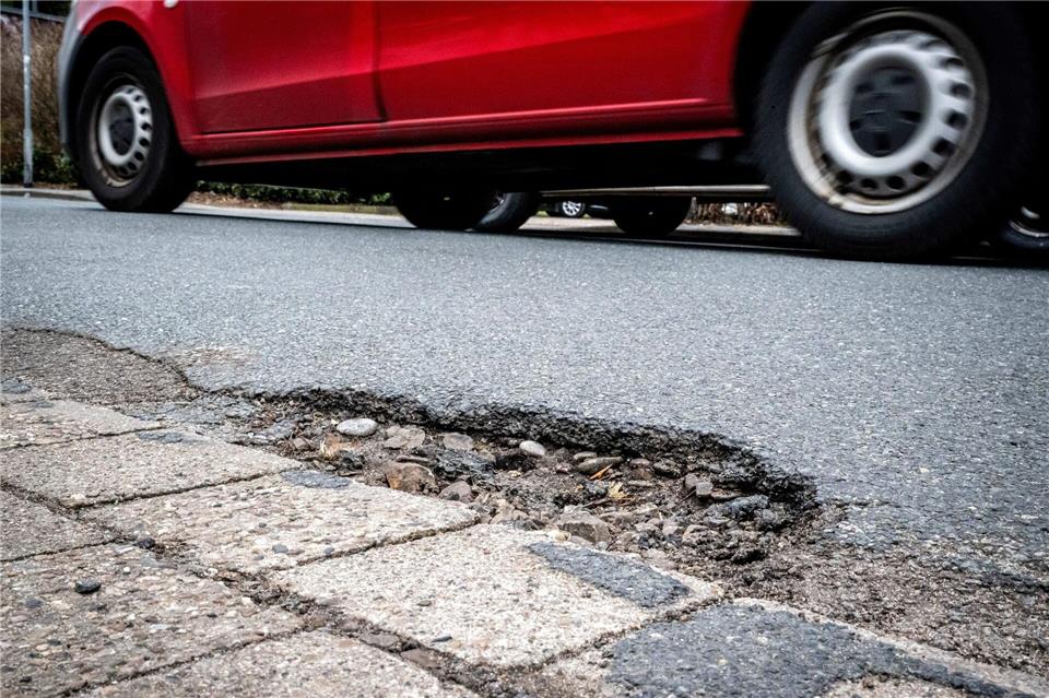 Schlaglöcher sind oft sichtbare Folgen knapper Kassen. Viele Kommunen kämpfen mit hohen Investitionsbedarfen. (Symbolbild)Sina Schuldt/dpa