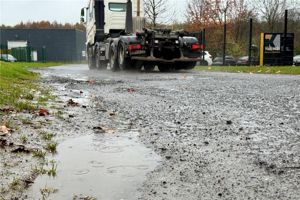 Schlaglöcher und unbefestigte Seitenstreifen werden bald der Vergangenheit angehören. Der Endausbau der Lise-Meitner-Straße soll im November starten.