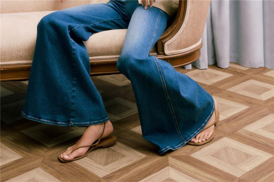 Schlagseite? Wie weit die Hose unten ausgestellt ist, bestimmt den Look. Hier ein Beispiel von Veronica Beard (Jacke ca. 1.998 Euro, Shirt ca. 258 Euro, Jeans ca. 448 Euro).Veronica Beard/dpa-tmn