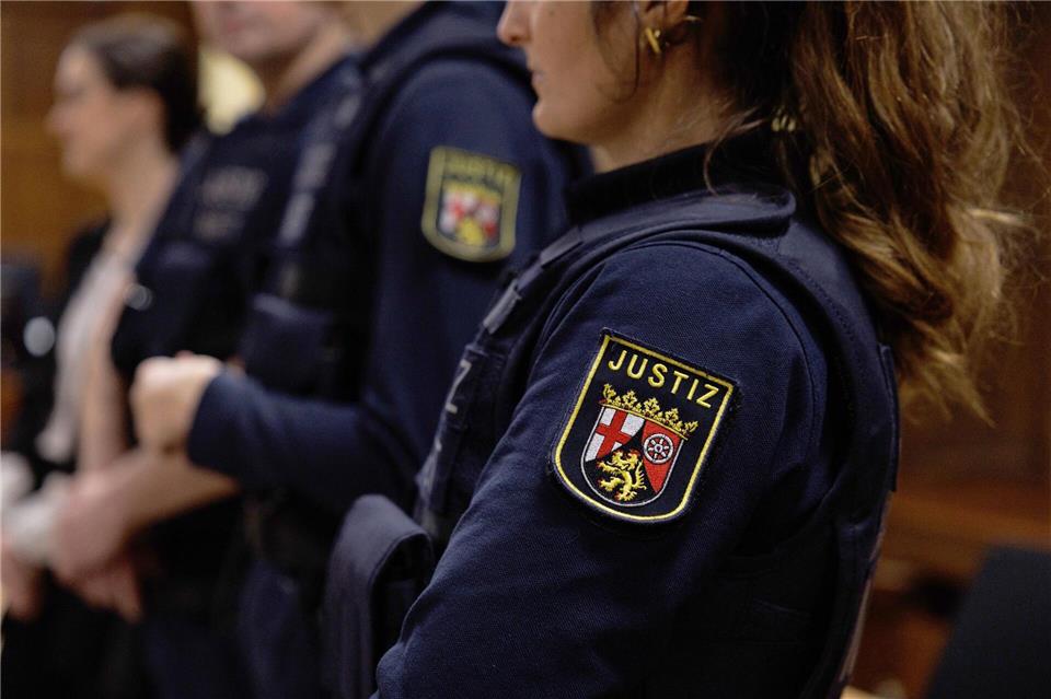 Schlagstock und Pfefferspray gehören schon länger zur Ausstattung von Justizwachtmeisterinnen und Wachtmeistern in Rheinland-Pfalz, bald könnten sogenannte Taser dazukommen. (Symbolbild)Hannes P. Albert/dpa