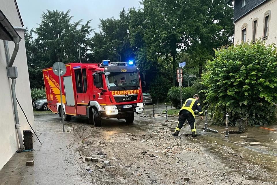 Schlamm, Steine und Geröll: Einsatz des Löschzuges Ramsdorf in Weisweiler.