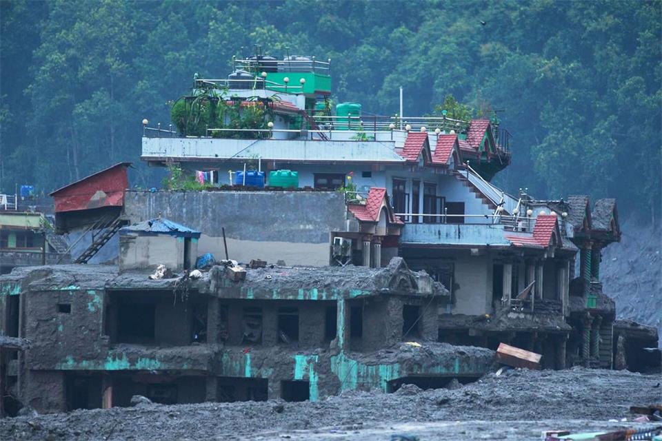 Schlamm und Geröll bedecken das Katastrophengebiet.Niranjan Shrestha/AP/dpa