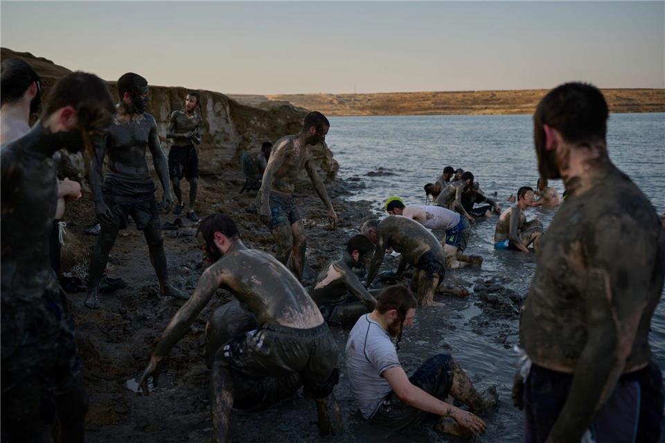 Schlammritual am Toten Meer: Ultraorthodoxe Juden bedecken sichOhad Zwigenberg/AP/dpa
