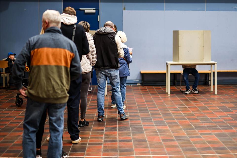 Schlange stehen bei den Kommunalwahlen in Nordrhein-WestfalenChristoph Reichwein/dpa