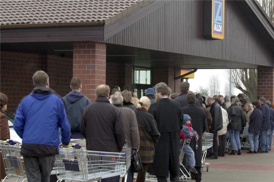 Schlangestehen für einen Aldi-PC. (Archivbild)Martin Gerten/dpa