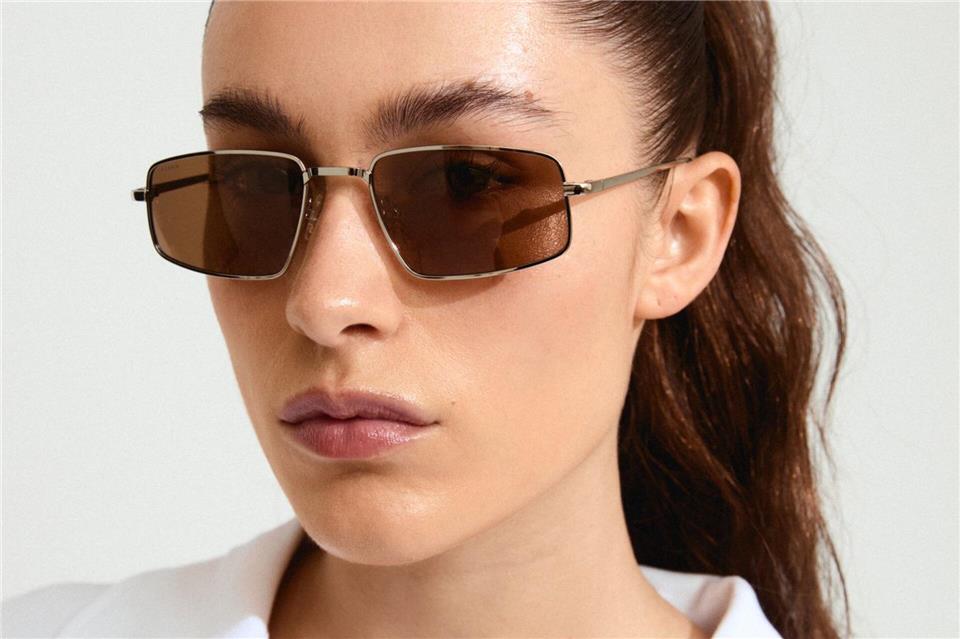 Schlanke Fassungen aus Metall oder Kunststoff, wie die AMIYAH-Sonnenbrille von Pilgrim ab ca. 50 Euro, machen die Sonnenbrille im 2000er-Stil zum Hingucker des Sommers.Pilgrim/dpa-tmn