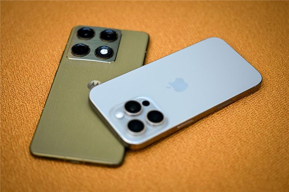 Schlanker mit eigenem Farbakzent: Das Motorola Signature im Vergleich zu einem iPhone 16 Pro.Nico Tapia/dpa-tmn