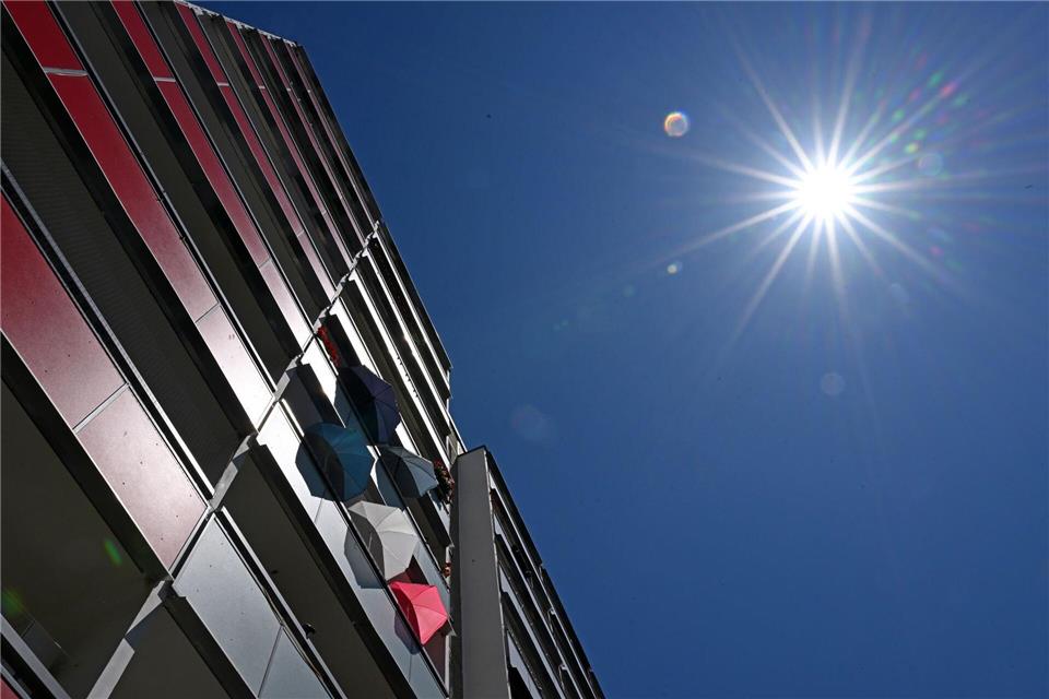 Schlecht isolierte Wohnungen sieht das Bündnis aus Umwelt- und Sozialverbänden in der Hitzewelle als akute Gesundheitsgefahr. (Symbolbild)Martin Schutt/dpa