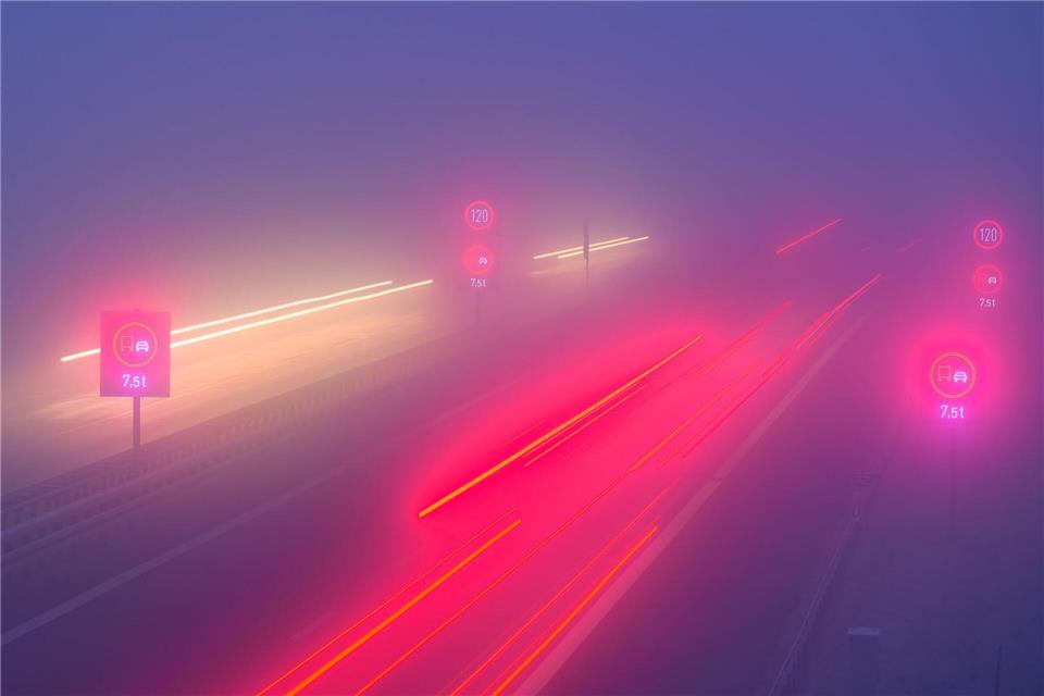 Schlechte Sicht: Dichter Nebel herrschte noch am Morgen auf der A12 zwischen Berlin und Frankfurt (Oder).  Patrick Pleul/dpa