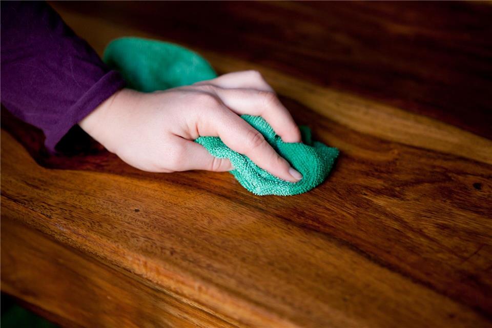 Schlechte Testergebnisse: Nur wenige der geprüften Holzpflegeöle erhielten die Bewertung „gut“ oder „sehr gut“.Silvia Marks/dpa-tmn