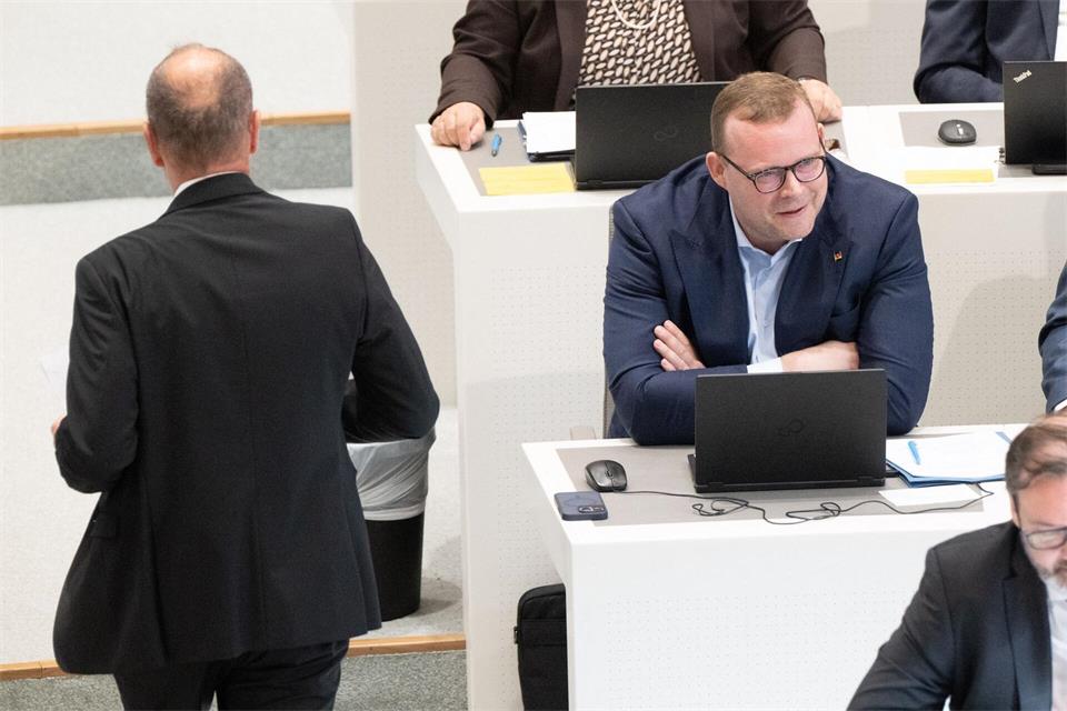 Schledde reagiert auf eine Rede des früheren AfD-Fraktionschefs und heute fraktionslosen Abgeordneten Stefan Marzischewski-Drewes (links).Julian Stratenschulte/dpa