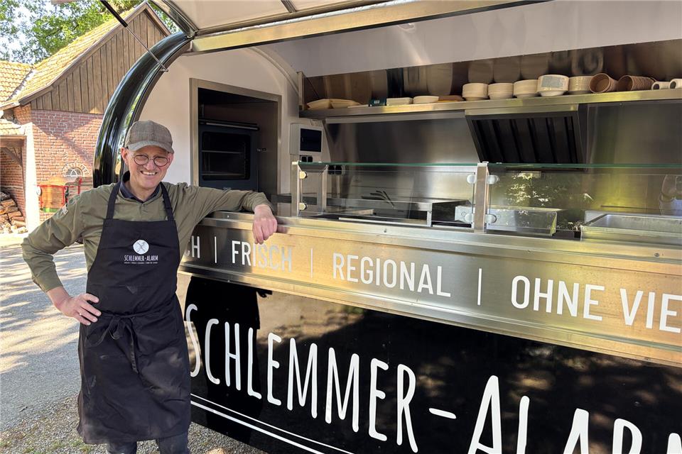 „Schlemmer Alarm“ heißt der Food-Truck, mit dem Arno Rüb regelmäßig unterwegs ist.
