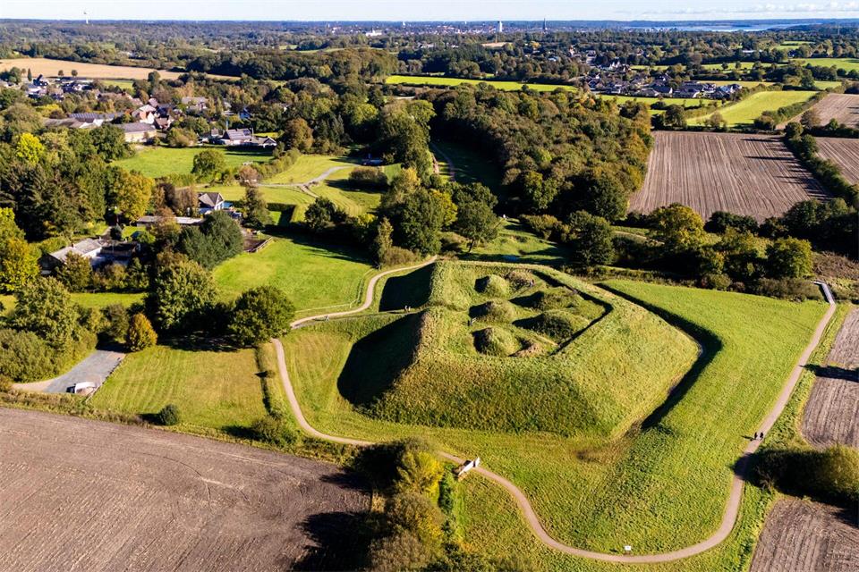 Schleswig Archäologischer Park: neue Cortenstahlbrücke im Unesco-Welterbe Haithabu und Danewerk verbindet WegeFrank Molter/dpa