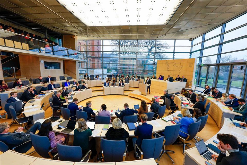 Schleswig-Holstein will die Verfassungstreue von Bewerbern des Staatsdienstes prüfen. (Symbolbild)Frank Molter/dpa