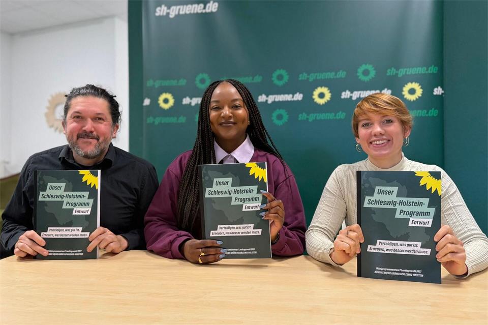 Schleswig-Holsteins Grünen-Spitzenkandidatin Aminata Toure (M) und die beiden Landesvorsitzenden Gazi Freitag und Lydia Rudow wollen die Grünen in die Landtagswahl führen. Andre Klohn/dpa