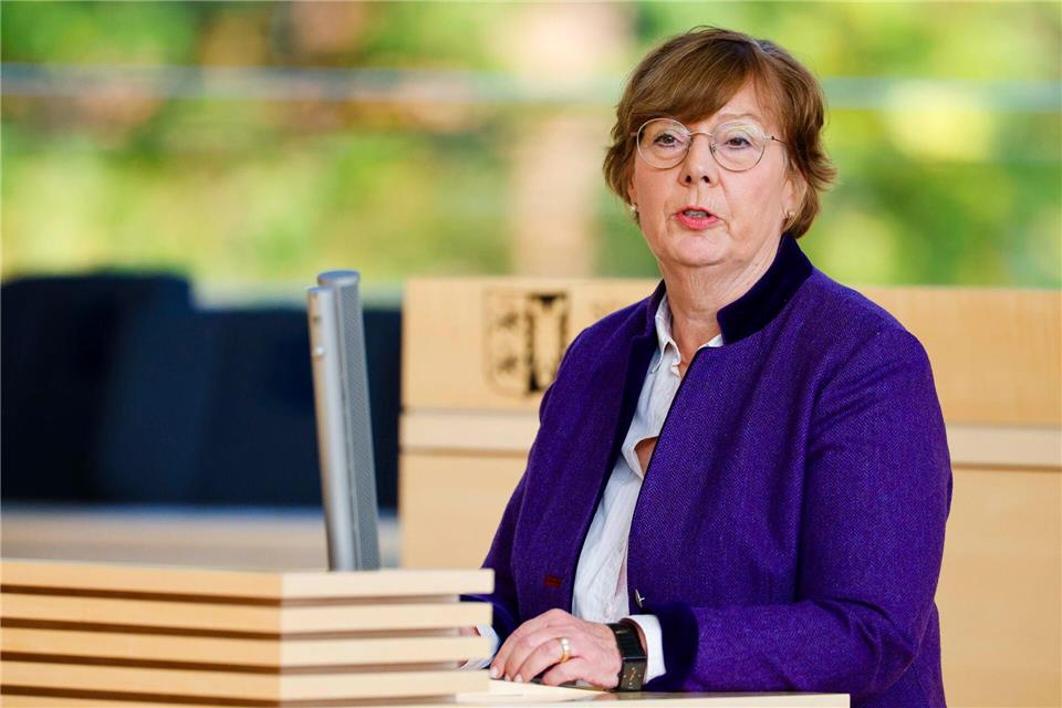 Schleswig-Holsteins Innenministerin Sabine Sütterlin-Waack (CDU) berichtet im Landtag über Drohnensichtungen.Frank Molter/dpa
