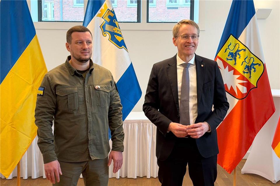 Schleswig-Holsteins Ministerpräsident Daniel Günther (rechts, CDU) und der Gouverneur der ukrainischen Region Cherson, Oleksandr Prokudin, kennen sich bereits.André Klohn/dpa