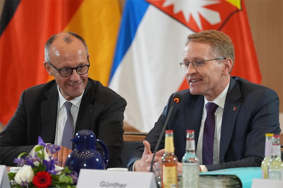 Schleswig-Holsteins Ministerpräsident Daniel Günther (rechts) setzt auf eine erfolgreiche Kanzlerschaft von Friedrich Merz (beide CDU). (Archivbild)Marcus Brandt/dpa
