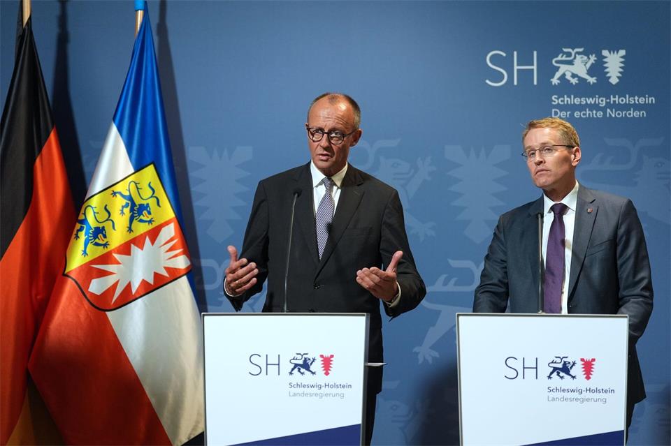 Schleswig-Holsteins Ministerpräsident Daniel Günther (rechts) hat sich in einem Brief an Kanzler Friedrich Merz (beide CDU) gewandt. (Archivbild)Marcus Brandt/dpa
