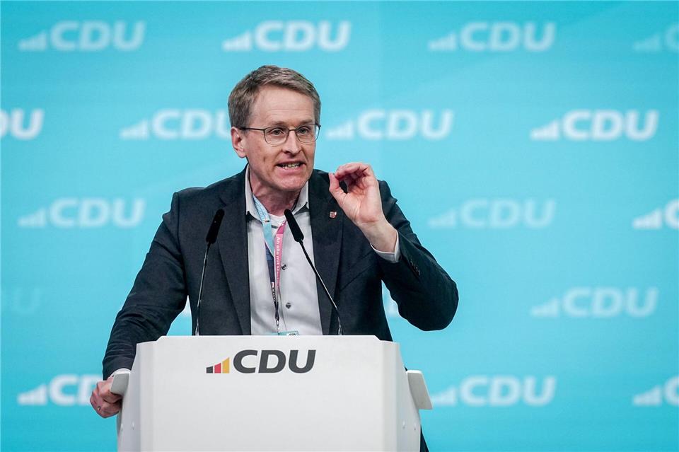 Schleswig-Holsteins Ministerpräsident Daniel Günther (CDU) hat Verständnis für das Auslaufen des Tankrabatts. (Archivbild)Kay Nietfeld/dpa