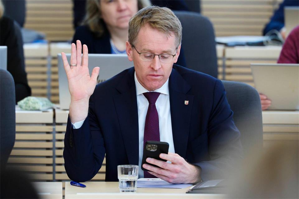 Schleswig-Holsteins Ministerpräsident Daniel Günther (CDU) ist jetzt auch auf TikTok unterwegs. (Archivlbild)Frank Molter/dpa