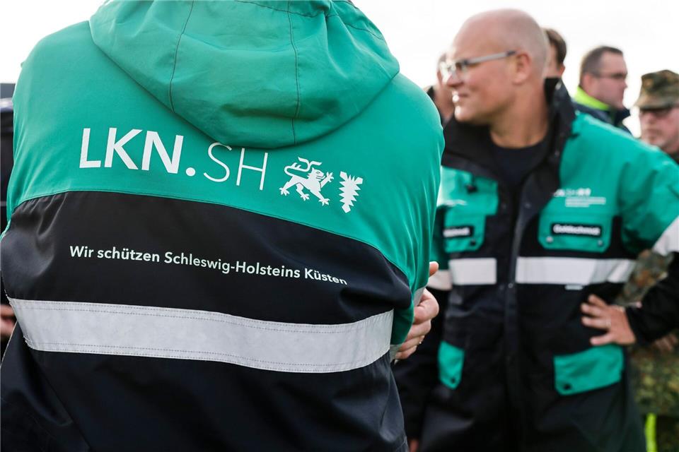 Die Herbstdeichschauen beginnen auf Föhr Schleswig-Holsteins Umweltminister Tobias Goldschmidt (Grüne) macht sich bei den Deichschauen ein Bild vom Küstenschutz im Land (Archivbild). Frank Molter/dpa